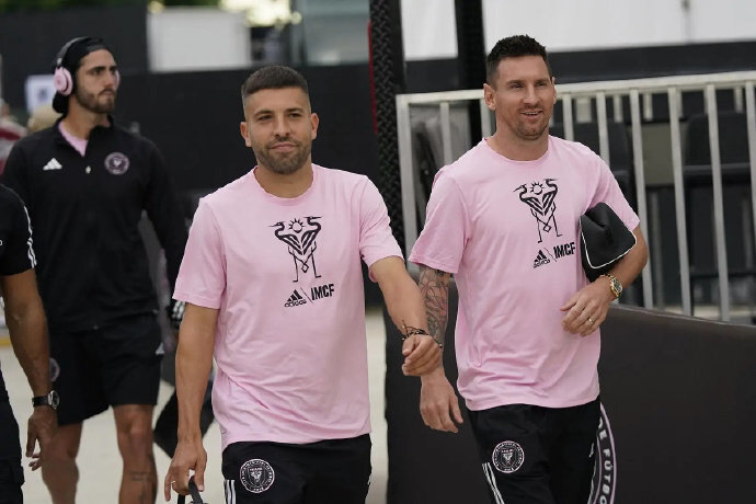 阿尔巴即将, 来的生活中, 到国际大赛